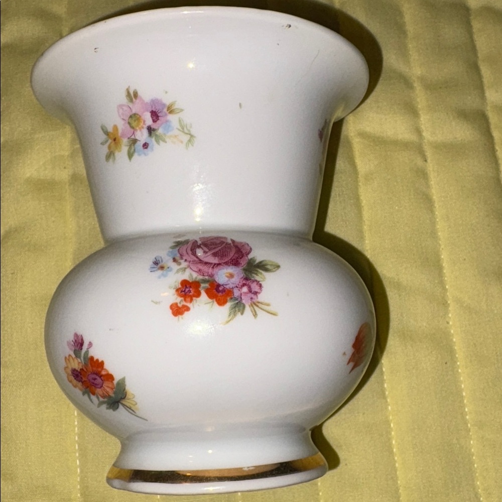 GOLD CASTLE, Japan floral vase, some wear on gold on top, lovely flowers $15 - Picture 4 of 10